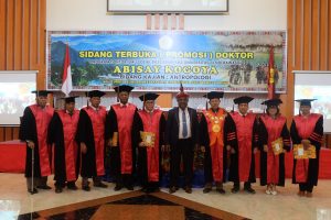 Read more about the article PROMOSI DOKTOR PROGRAM PASCASARJANA UNIVERSITAS CENDERAWASIH ‘ABISAY KOGOYA’ RAIH GELAR DOKTOR ANTROPOLOGI.